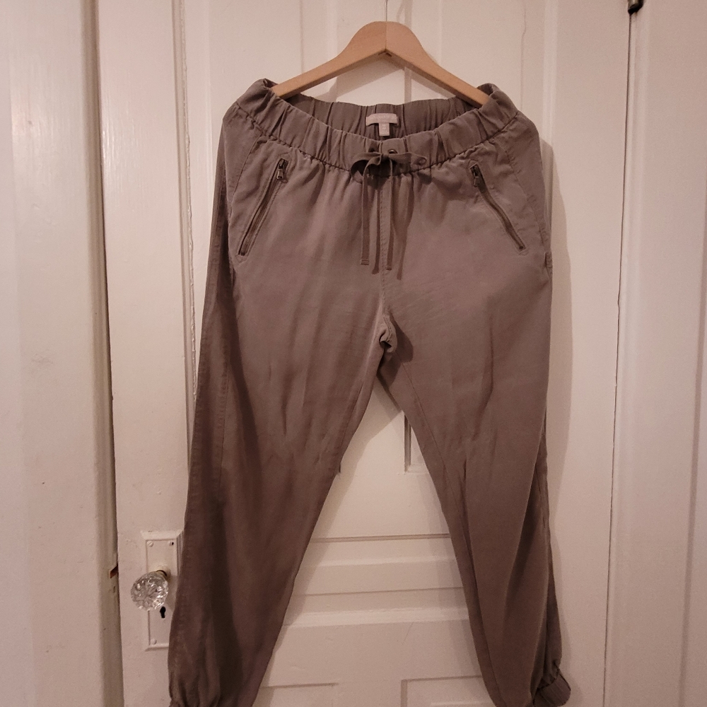 Banana Republic army green casual pant. Size M.